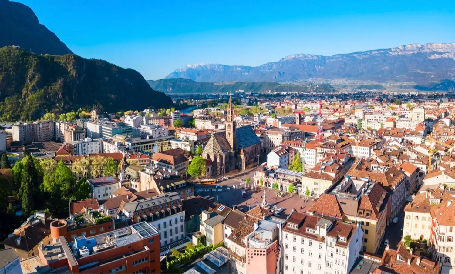 Blick über die Dächer von Bozen mit dem Dom, dahinter Berge