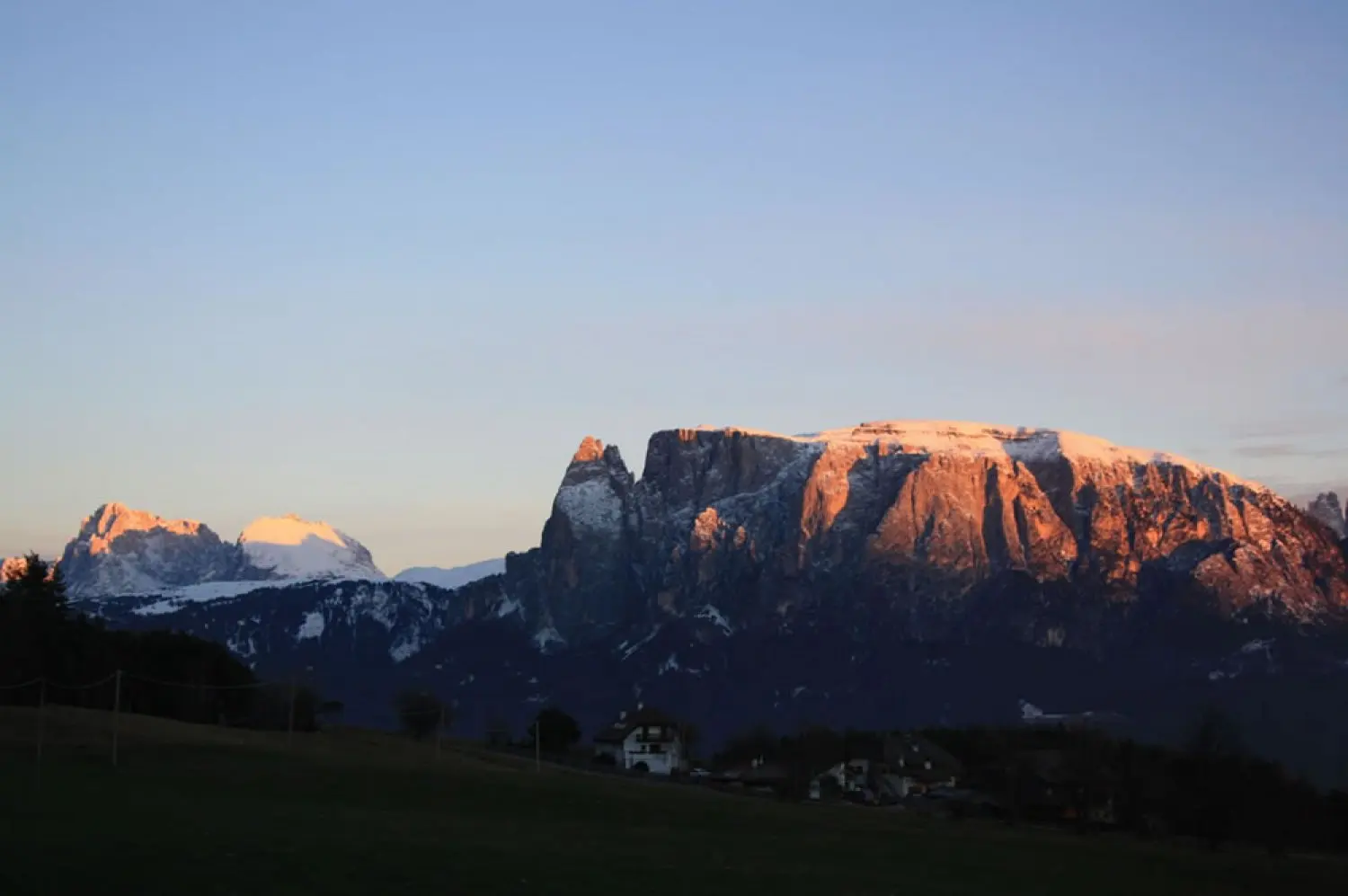 Der Schlern glüht am Abend rot über dem Plateau