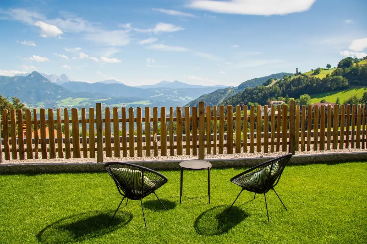Sitzgruppe auf der Liegewiese mit Blick über das Tal