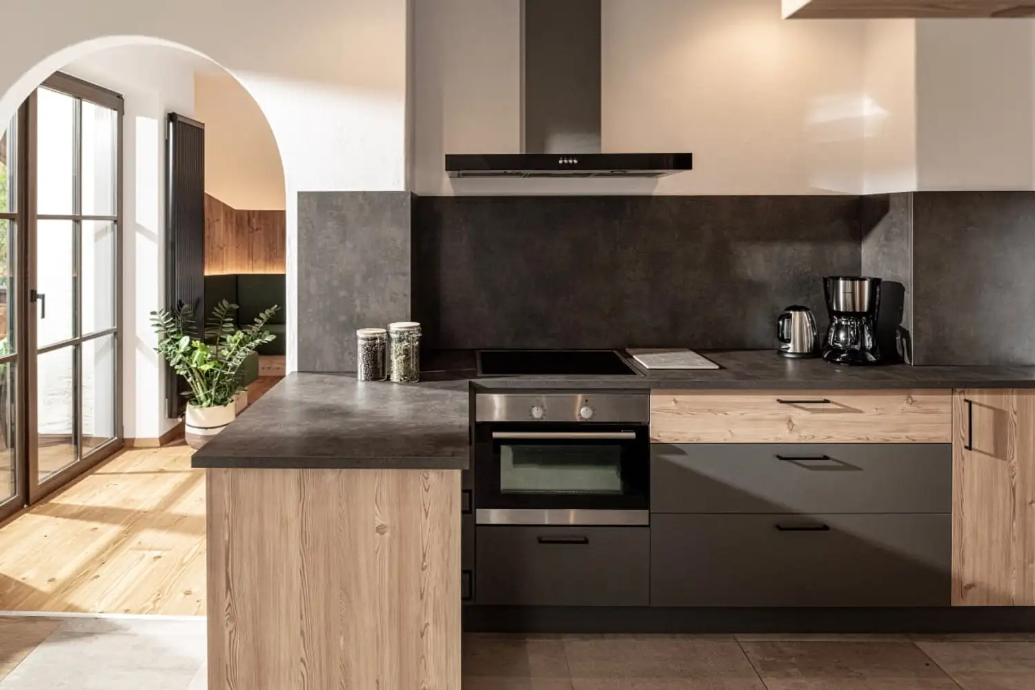 Moderne Küche mit dunkler Front und Holztheke