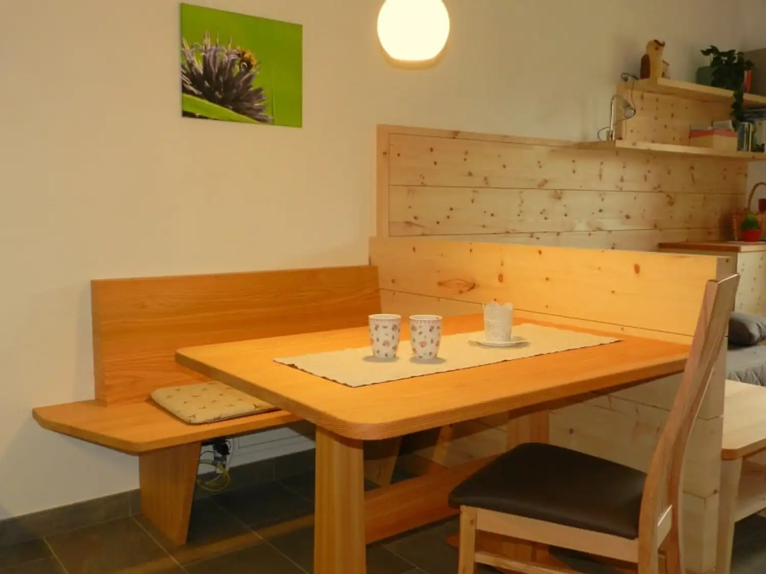 Essecke mit Holzbank in Zirbenholz