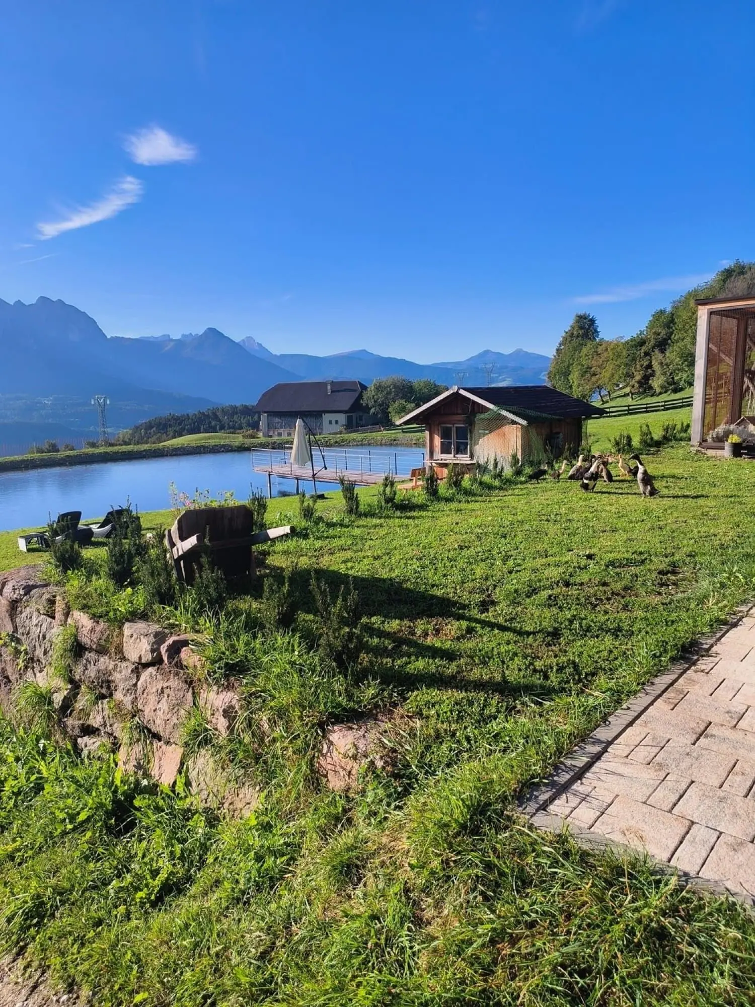 Der Teich am Oberschlichterhof mit Badehütte