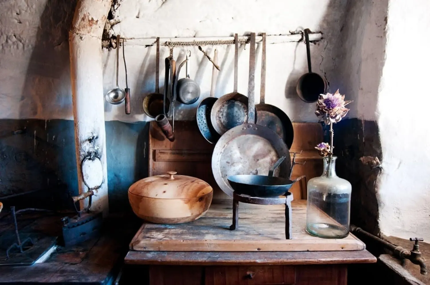 Die historische Bauernküche am Ronacherhof mit alten Pfannen