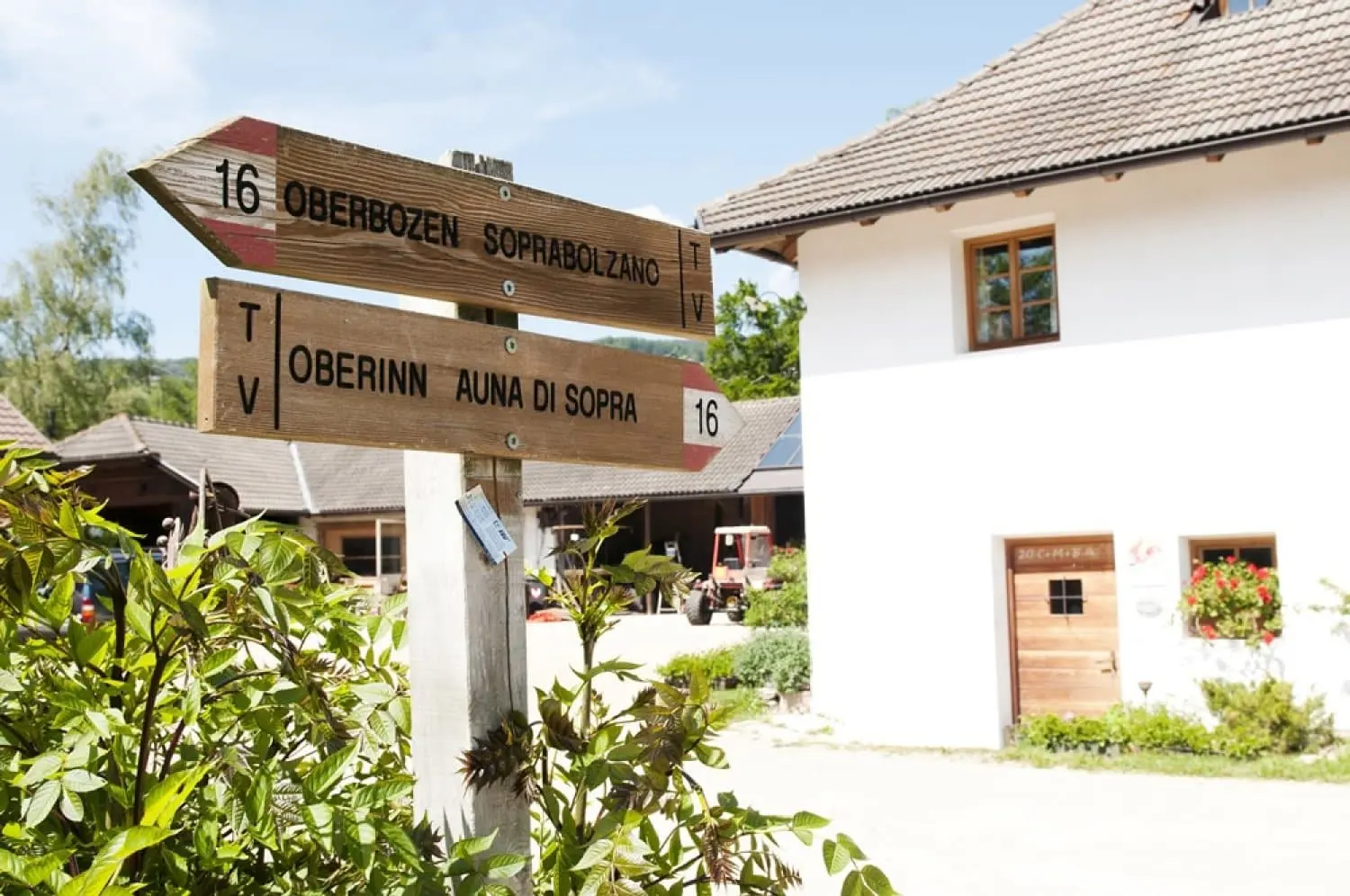Wegweiser nach Oberbozen und Oberinn direkt am Hof
